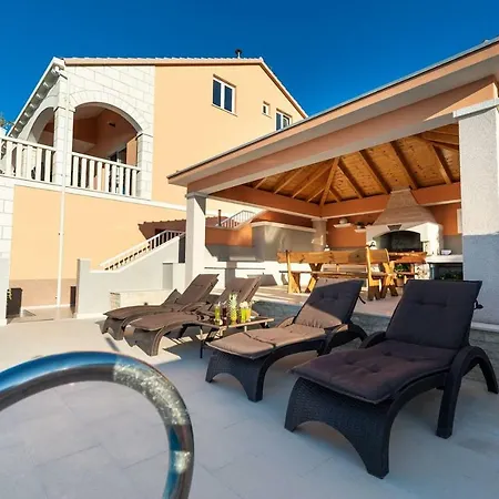 Sea Lady Villa *